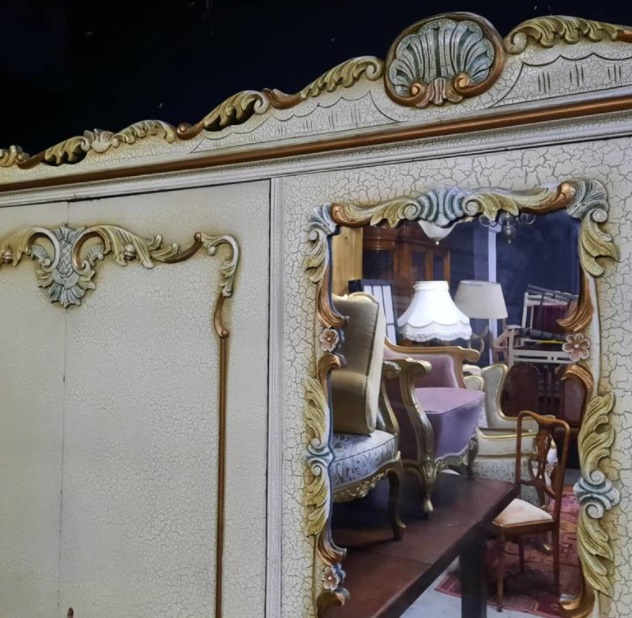 Klasik catlama teknigi ile cilali antika gardrop 1