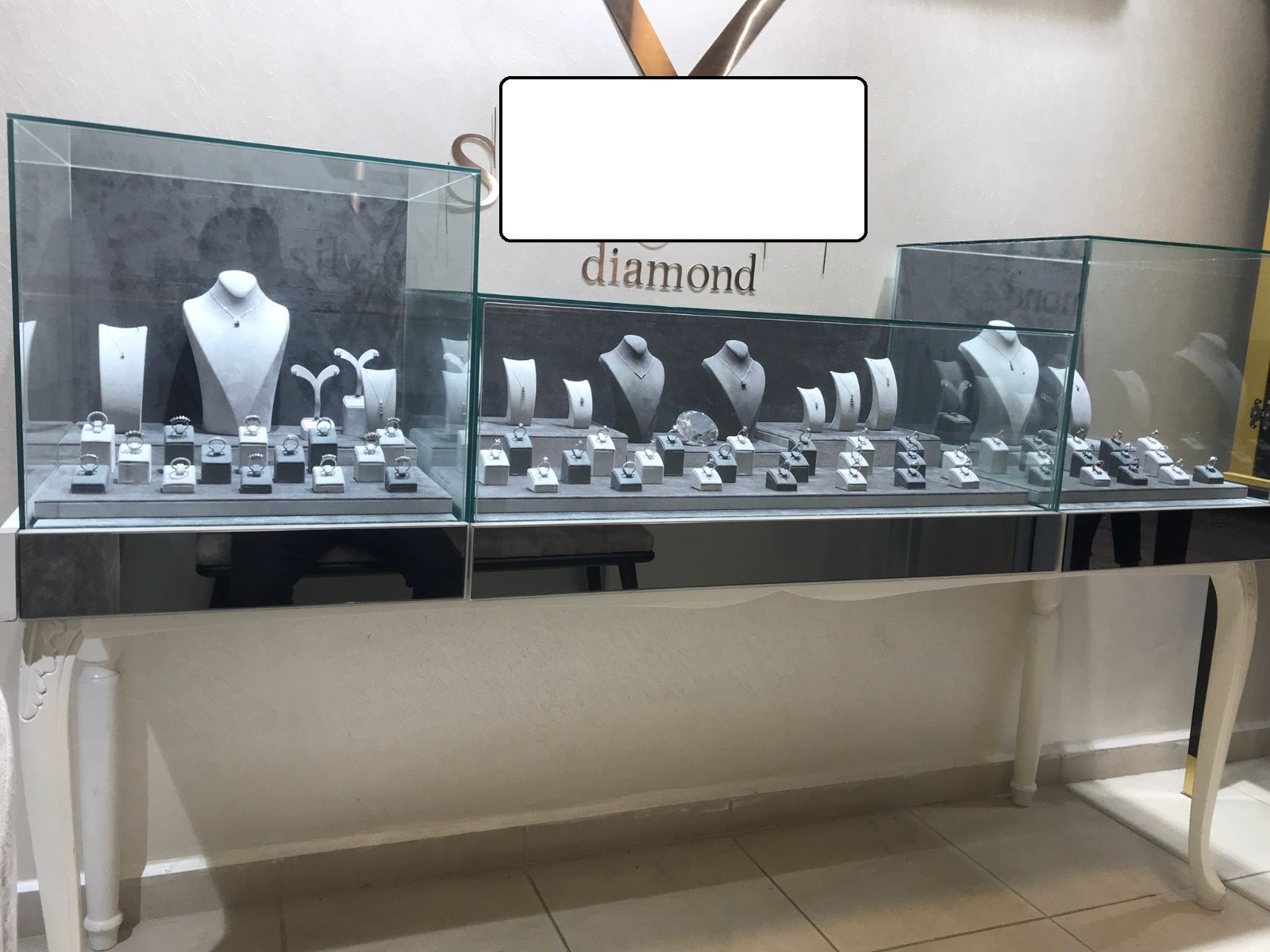 Çıkma ikinci el kuyumcu bankosu camlı vitrin