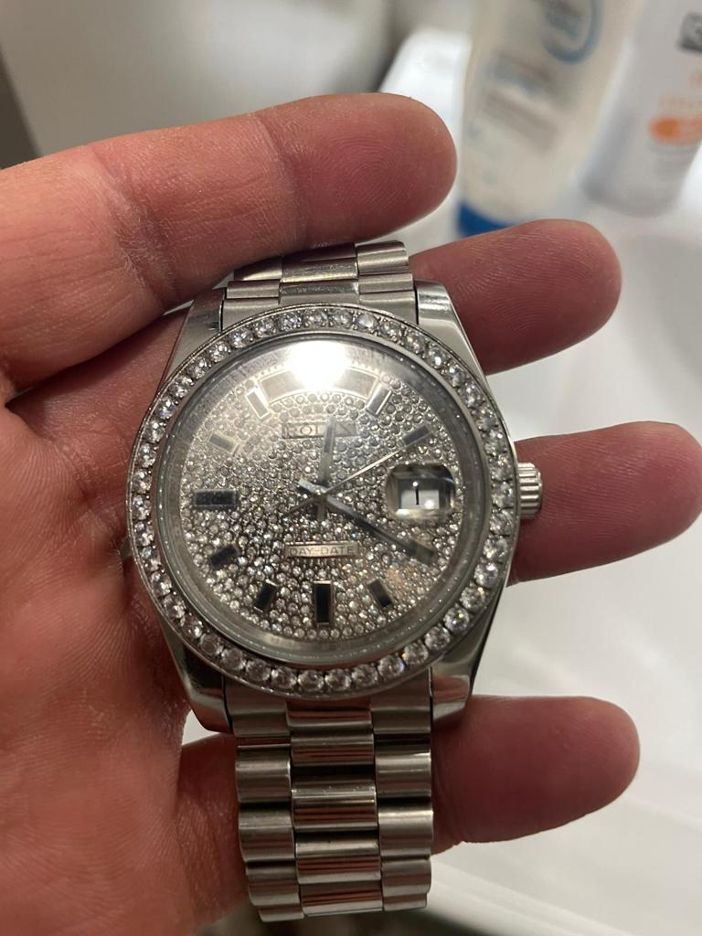 Bayanlar için uygun fiyata ikinciel rolex kenarları taşlı saat