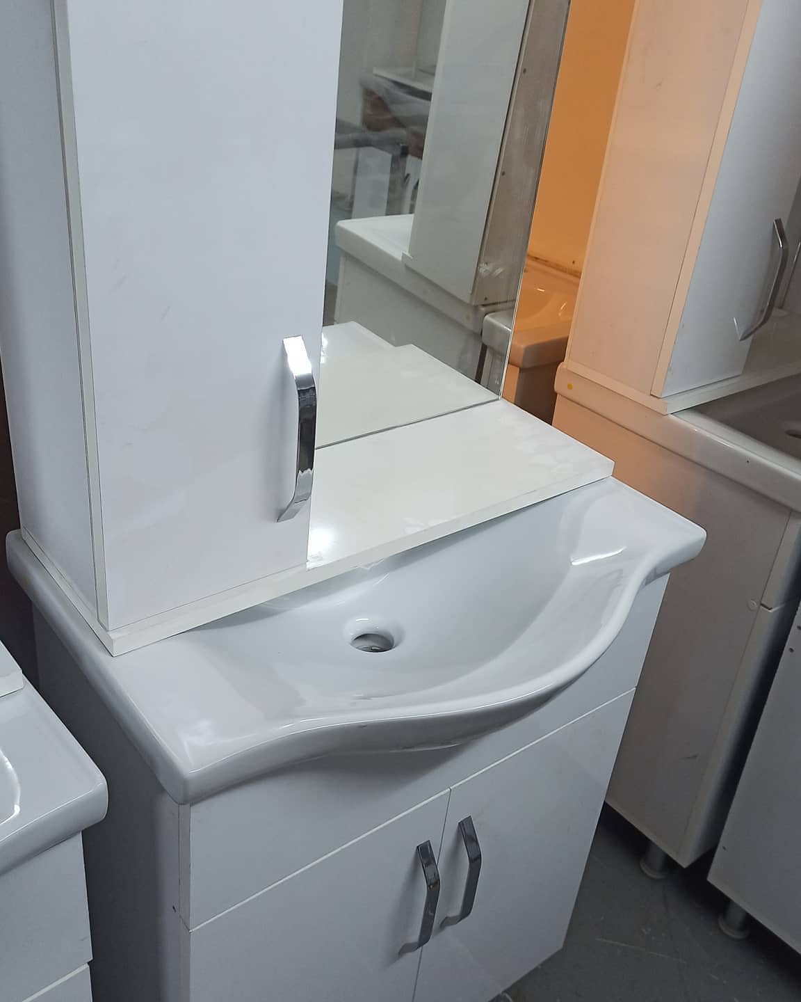 Çıkma banyo dolabı ikinci el temiz ve şık banyo dolapları