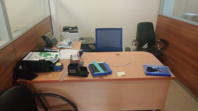 defolu ofis büro mobilyası teşhir (1)